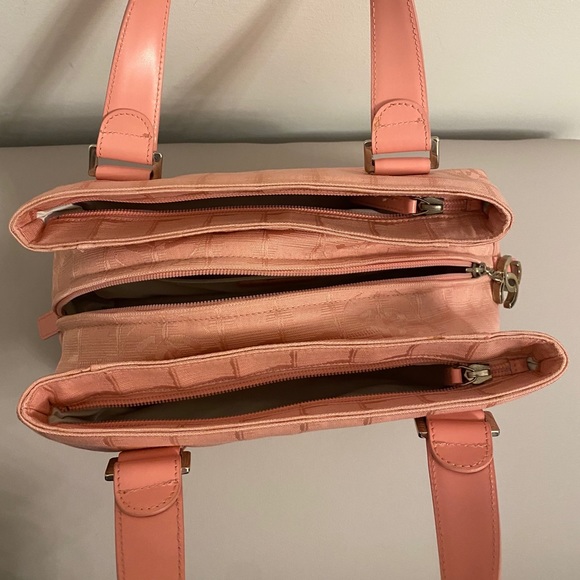 Authentic Chanel pink purse with cc logos - Picture 16 of 16